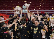 英雄联盟总决赛直播-激情四射：球员们全力以赴，争夺荣誉