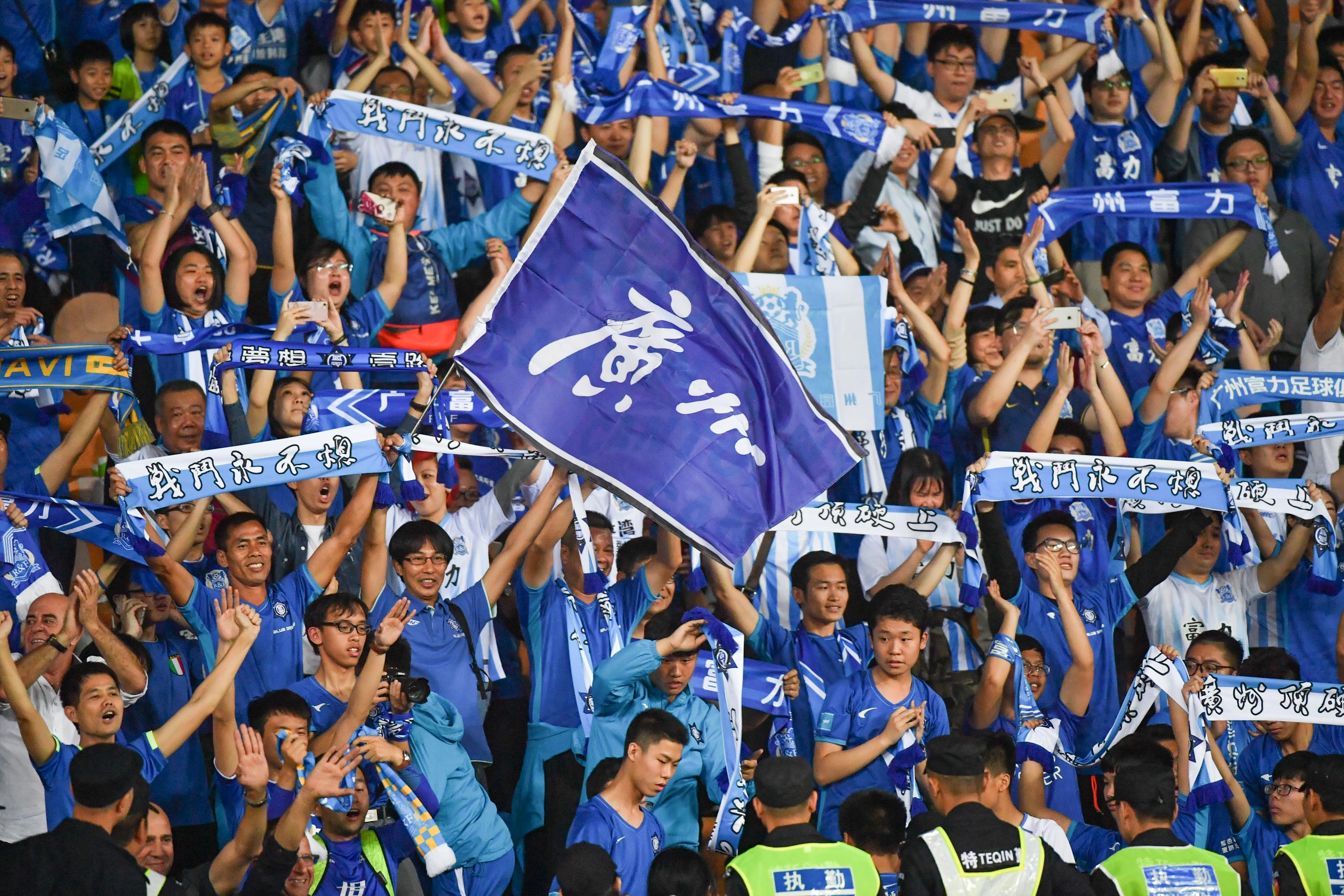 广州恒大主场取胜,保持领跑中超联赛 广州恒大主场取胜,保持领跑中超联赛