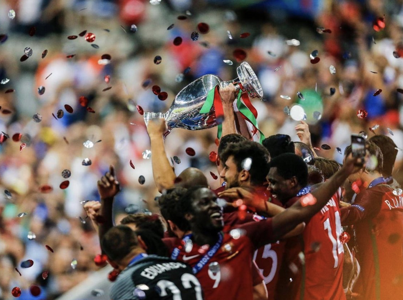 瑞典女足与巴西队比赛中火花四溅