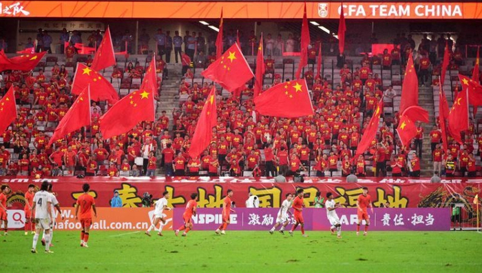 现场气氛火爆,球迷热情支持的简单介绍 现场气氛火爆,球迷热情支持的简单介绍