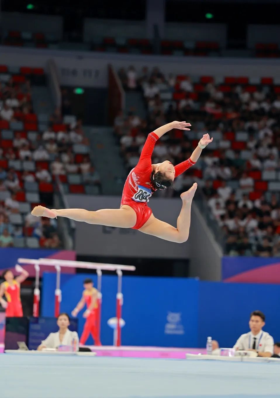 精湛技艺!法国体操选手夺得冠军 精湛技艺!法国体操选手夺得冠军