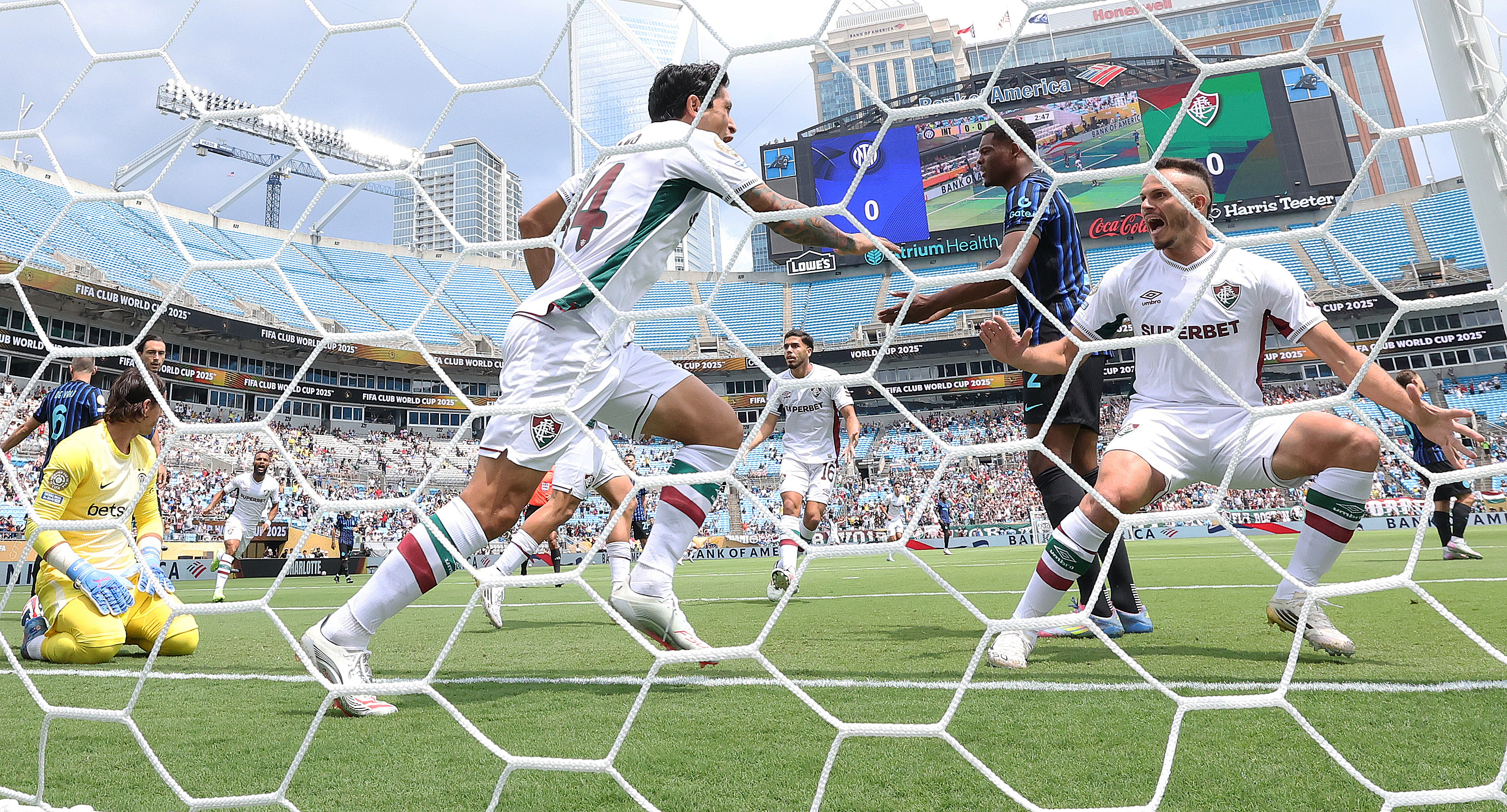 赛场上的足球高质量对决吸引无数目光的简单介绍 赛场上的足球高质量对决吸引无数目光的简单介绍