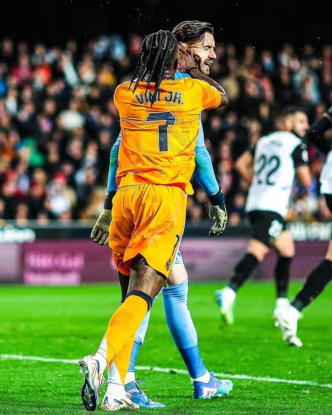 皇马轻取罗马,阿什拉夫状态火热的简单介绍 皇马轻取罗马,阿什拉夫状态火热的简单介绍