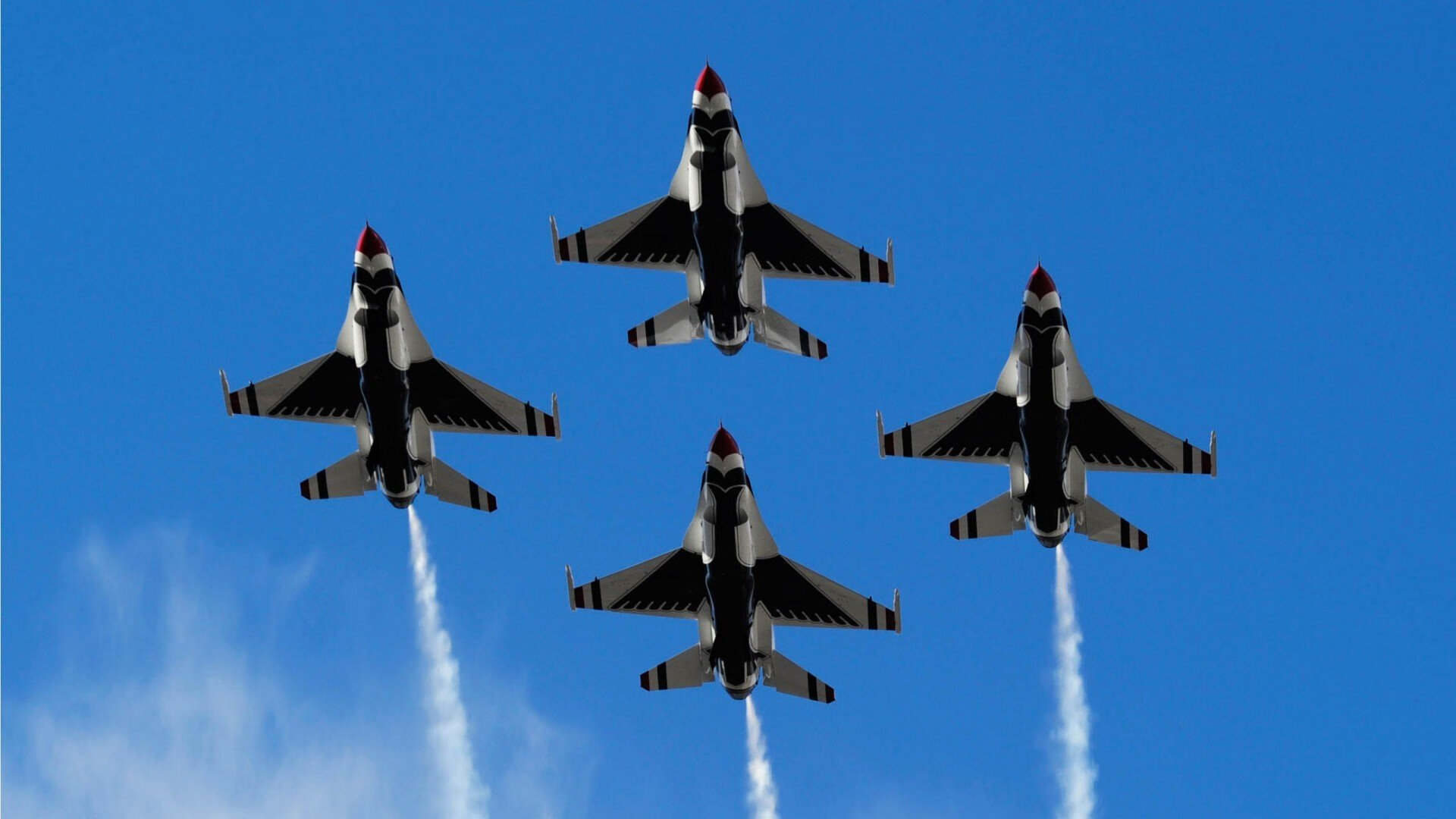 绿茵场与赛道的碰撞，奥地利终结曼联，奥纳纳F1揭幕战称王